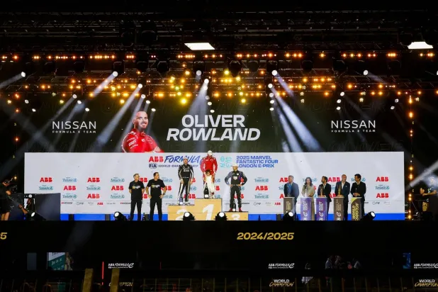 فريق «نيسان فورمولا إي» يتوج موسمه الـ11 بإنجاز كبير