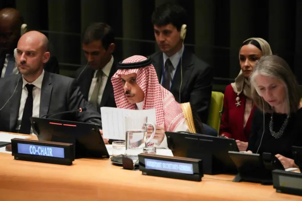 وزير الخارجية السعودي الأمير فيصل بن فرحان خلال كلمته في «مؤتمر حل الدولتين» بمدينة نيويورك يوم الاثنين (أ.ف.ب)