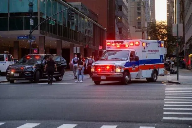 قتل المسلح ضابط شرطة و3 آخرين يوم الاثنين في «345 بارك أفينيو» بمانهاتن (نيويورك تايمز)