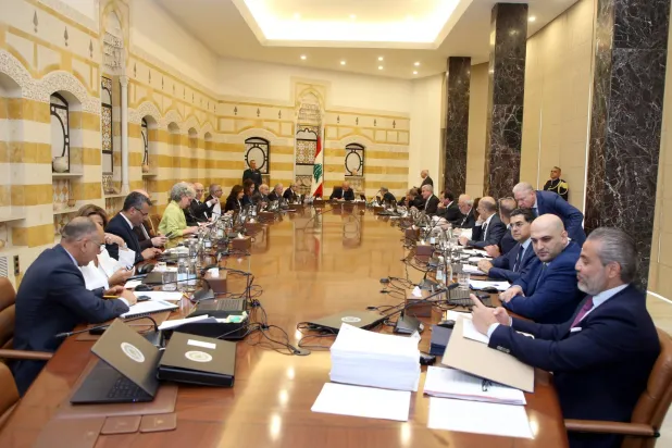 عون ينقذ مجلس الوزراء ويمهد لحصرية السلاح بيد الدولة