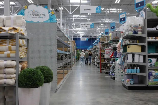 منتجات على الرفوف بمتجر في ميامي بولاية فلوريدا (أ.ب)