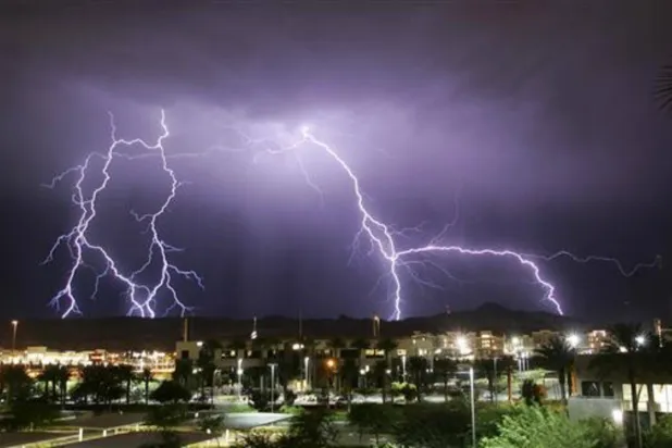 صواعق البرق تخترق السماء أثناء عاصفة رعدية جنوب لاس فيغاس في الولايات المتحدة (رويترز - أرشيفية)