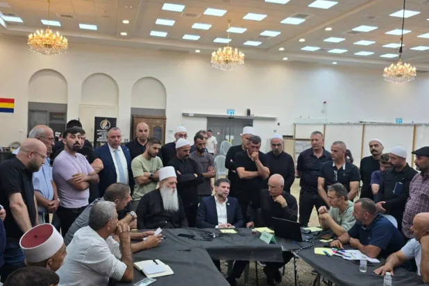 وزير المالية الإسرائيلي سموتريتش يزو الفريق الذي شكلته الطائفة الدرزية للتواصل مع دروز السويداء بحضور رئيس الطائفة الدرزية في إسرائيل الشيخ موفق طريف (حساب إكس)