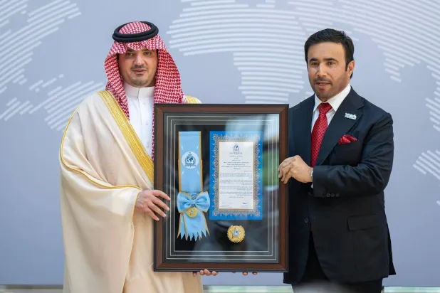 منح وزير الداخلية السعودي وسام «الإنتربول»