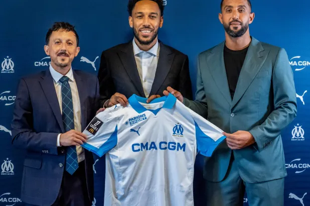 أوباميانغ حاملاً قميص مارسيليا بعد توقيع العقد (الشرق الأوسط)