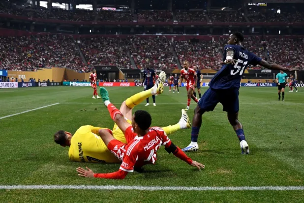 Gianluigi Donnarumma'yla çarpışan Jamal Musiala'nın sol ayağı kırıldı (Reuters)