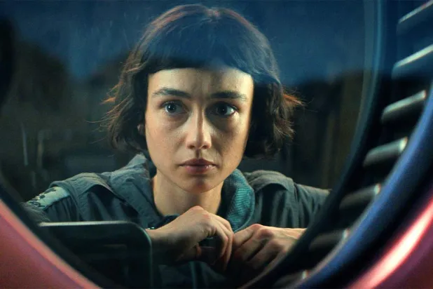 Emmy ödüllü aktör Kyle Chandler'ın kızı olan Sydney Chandler, meşhur punk grubu Sex Pistols'ın hikayesini anlatan mini dizi Pistols'la da tanınıyor (FX)