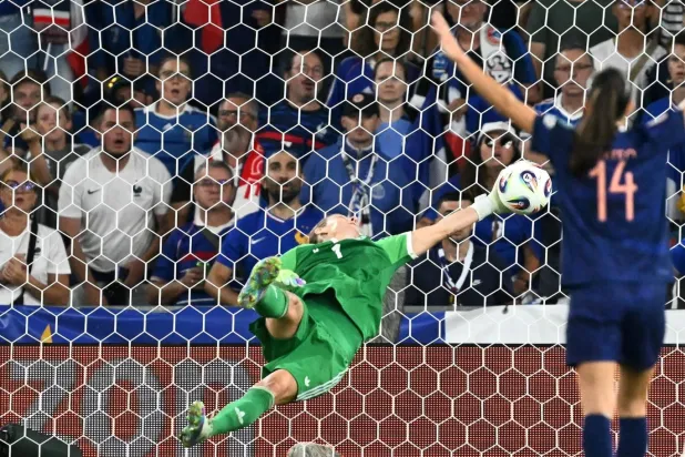 ABD ligindeki Gotham FC'de forma giyen Alman kaleci, Fransız Clara Mateo'nun gol sandığı pozisyonda topun kaleye girmesine engel olarak uzatmalarda geriye düşmemelerini de sağladı (AFP)