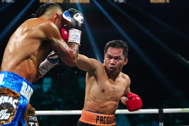 Manny Pacquiao (sağda), Mario Barrios'a karşı çıktığı kemer maçında (Reuters)