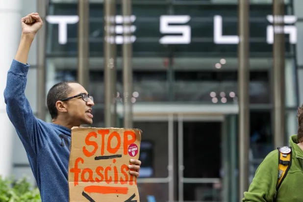 Tesla'nın ABD ve Avrupa'daki galerilerinin önünde protestolar düzenleniyor (Reuters)