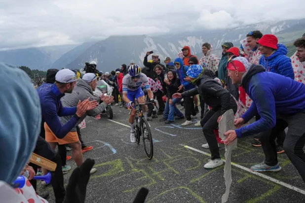 En iyi genç sürücüye verilen beyaz formayı giyen Alman Florian Lipowitz, Fransa Bisiklet Turu'nun 18. etabında Col de la Loze'yi tırmanıyor (AP)