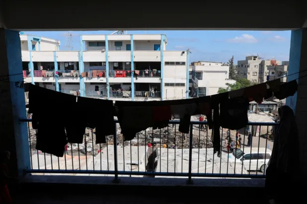 8 Temmuz'da Gazze'nin merkezindeki Bureyc Mülteci Kampında yerinden edilmiş kişilerin barındığı bir okula düzenlenen İsrail hava saldırısının yeri (Reuters)