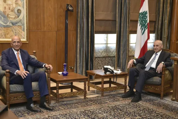 Lübnan Meclis Başkanı Nebih Berri, ABD'nin Ankara Büyükelçisi ve Suriye Özel Temsilcisi Tom Barrack Beyrut'ta ile bir araya geldi, 7 Temmuz 2025 (AFP)