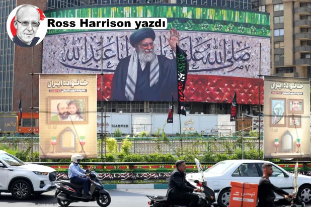 Tahran'daki Velayet-i Asr Meydanı'nın ortasında yer alan İran Dini Lideri Ali Hamaney'in afişi, 13 Temmuz 2025 (AFP)