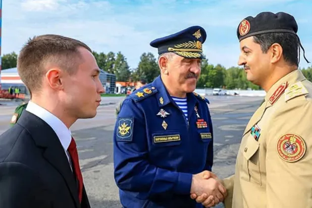 Rusya Savunma Bakan Yardımcısı Yunus-Bek Yevkurov, Moskova'da Libya Ulusal Ordusu Genelkurmay Başkanı Halid Hafter'i karşılarken (Sosyal medya)