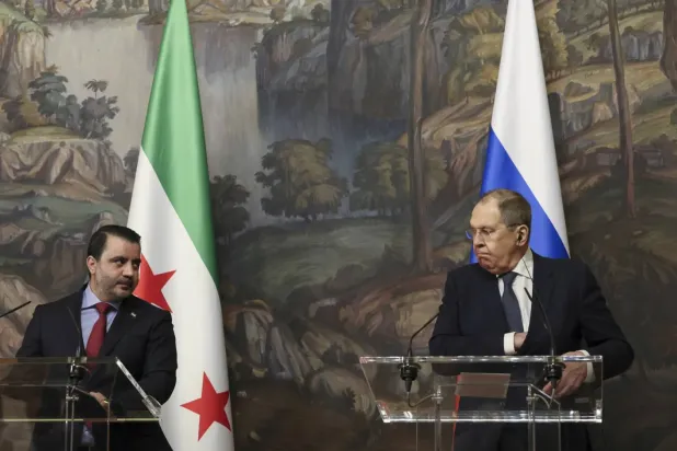 Rusya Dışişleri Bakanı Sergey Lavrov ve Suriye Dışişleri Bakanı Esad eş Şeybani, Moskova'da ortak basın toplantısı düzenledi (AP)
