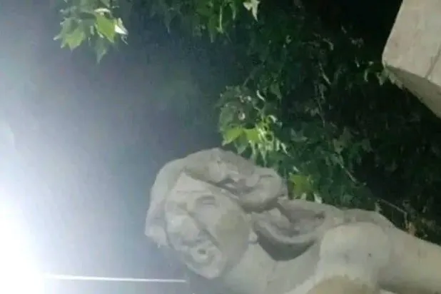 تمثال «المرأة العارية» بعد تحطيم أجزاء منه (إكس)