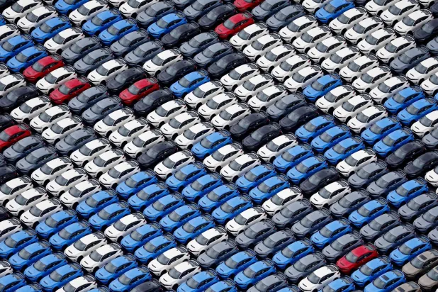 آلاف السيارات المعدة للتصدير في ميناء يوكوهاما الياباني (رويترز)