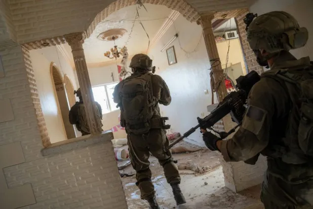 جنود من الجيش الإسرائيلي داخل أحد المنازل خلال العمليات العسكرية في قطاع غزة (الجيش الإسرائيلي)