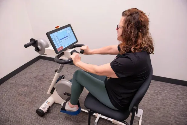 دراجة ديناميكية مزوّدة بمحرّك يضبط التمرين وفق الاستجابة الجسدية والعصبية (جامعة كليفلاند)