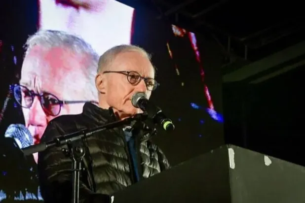 Yazar David Grossman, Tel Aviv'de İsrail hükümetine karşı düzenlenen protesto sırasında, Ocak 2023 (İsrail medyası)