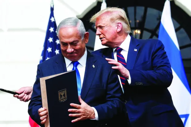 İsrail Başbakanı Binyamin Netanyahu, 15 Eylül 2020'de Washington'da İbrahim Anlaşmaları’nın imzalanmasının ardından ABD Başkanı Donald Trump ile birlikte (Reuters)