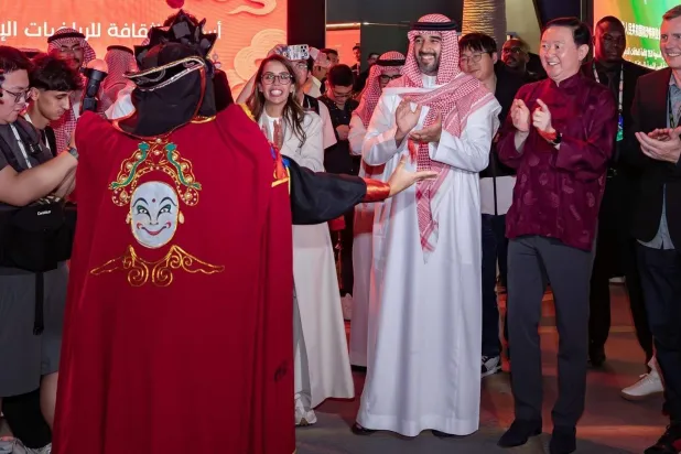 الأمير فيصل بن بندر والسفير الصيني خلال زيارتهما منتزه الناشر (واس)