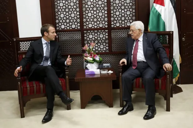 ) Filistin Devlet Başkanı Mahmud Abbas Eylül 2015'te Ramallah'ta Fransa Cumhurbaşknaı Emmanuel Macron ile görüşüyor. (Arşiv – Reuters)