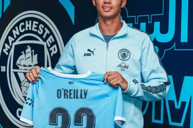 أوريلي يستعرض قميصه الجديد (الشرق الأوسط)