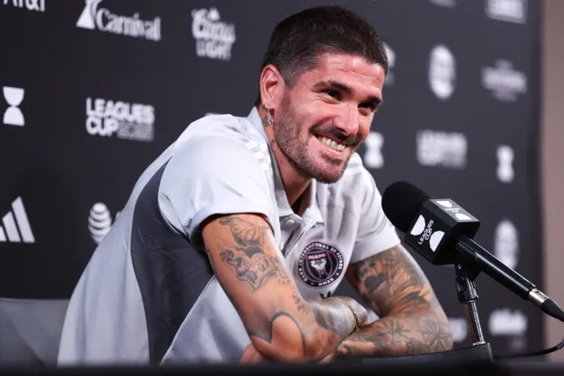 دي بول خلال المؤتمر الصحفي (أ.ف.ب)