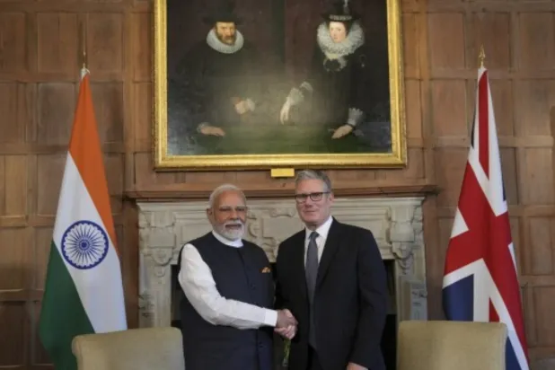 ستارمر ومودي في صورة تذكارية بمناسبة توقيع الصفقة (آب)