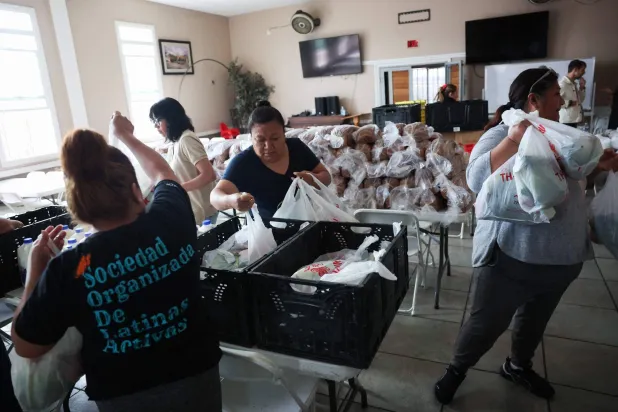 متطوّعون يجهّزون مساعدات غذائية لمهاجرين غير قانونيين يلازمون منازلهم خشية ترحيلهم - لوس أنجليس بولاية كاليفورنيا (أ.ف.ب)