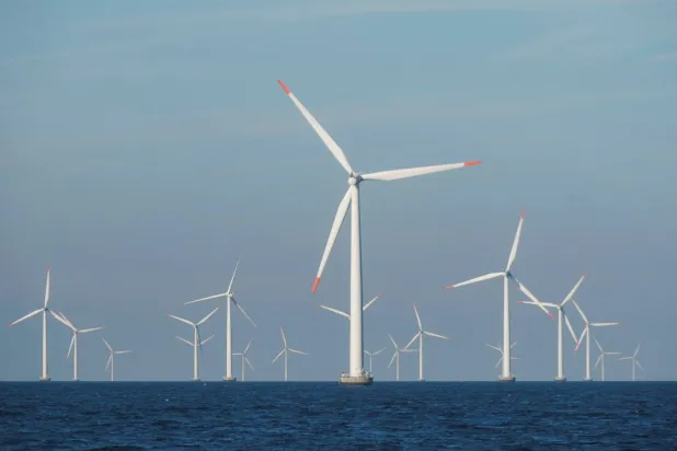 مراوح هوائية عملاقة في عرض البحر لتوليد الكهرباء (رويترز)