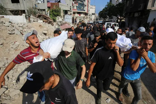 تشييع فلسطينيين قتلوا بنيران إسرائيلية خلال محاولتهم تسلم مساعدات غذائية الجمعة بحسب أطباء في مستشفى الشفاء (رويترز)