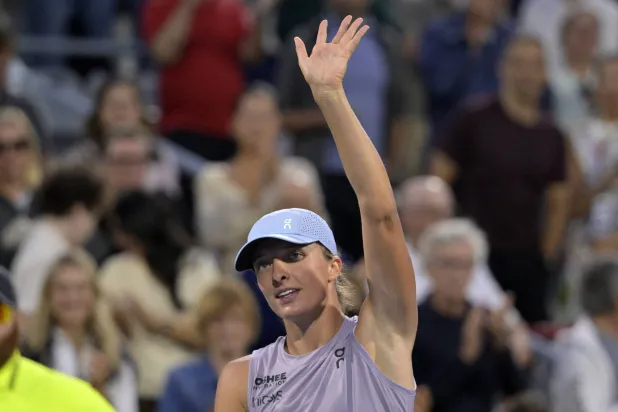 البولندية إيغا شفيونتيك المصنفة الثانية عالمياً (رويترز)