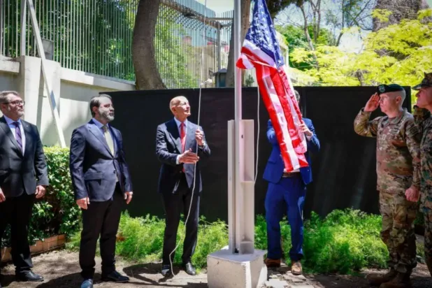 ABD'nin Suriye Özel Temsilcisi ve Ankara Büyükelçisi Tom Barrack, ABD’nin Şam Büyükelçiliği binasında ülkesinin bayrağını göndere çekerken (DPA)