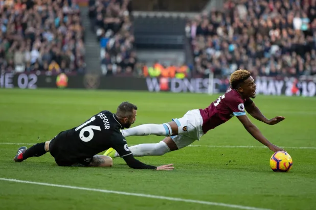 ديانغانا خلال إحدى المباريات في الدوري الإنجليزي (الشرق الأوسط)