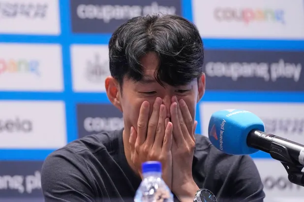 سون يعلن رحيله عن توتنهام متاثراً (أ.ب)