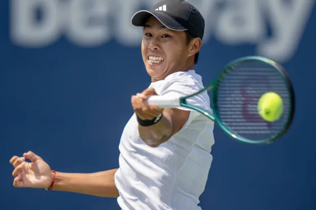  ميكيلسن في مباراته مع مواطنه ليرنر تين (د.ب.أ)