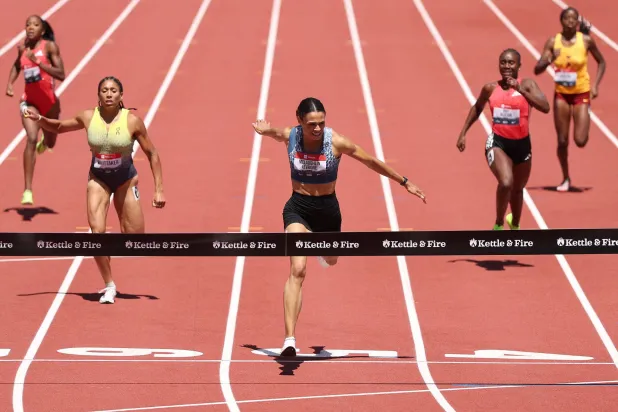 ماكلافلين عند خط النهاية (أ.ف.ب)