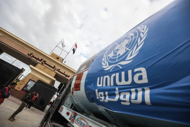 تقرير: شاحنتا وقود ستدخلان غزة