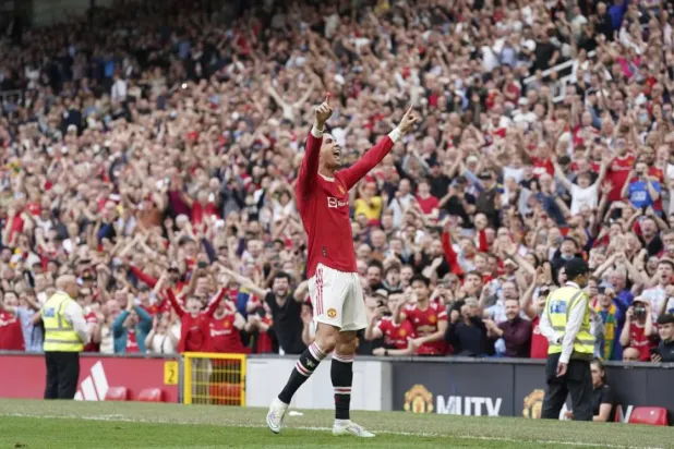 Ronaldo 2022'de Premier Lig'de Old Trafford'da Norwich City'ye karşı United adına attığı golü kutluyor (AP)