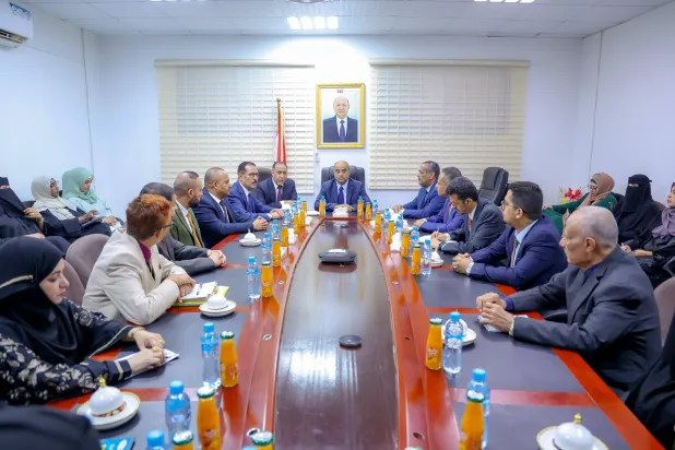 رئيس الحكومة اليمنية يجتمع في عدن مع قيادات وزارة التجارة والصناعة (سبأ)