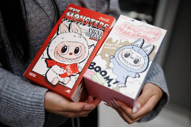 صمم الفنان كاسينغ لونغ من هونغ كونغ دمية لابوبو قبل عقد من الزمان وقال إنها مستوحاة من الأساطير الإسكندنافية والفولكلور الخارق للطبيعة (إ.ب.أ)