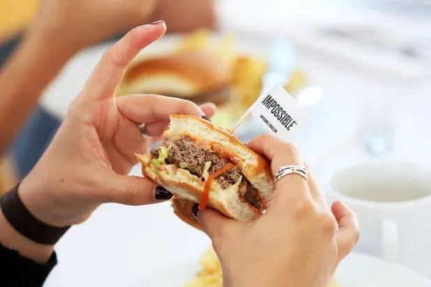 تناول الوجبات السريعة يؤدي لشعور زائف بالشبع (رويترز)