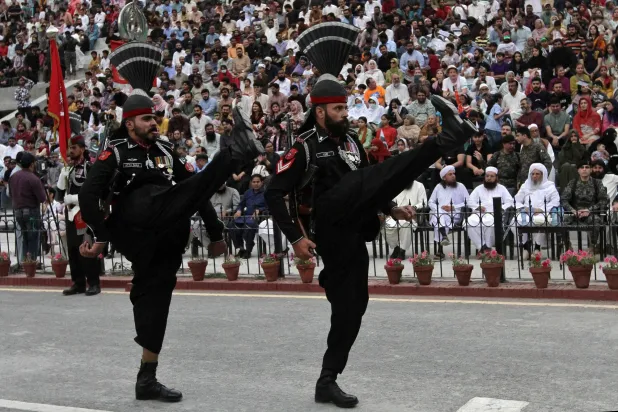 حراس الحدود الباكستانيون يؤدون عرضاً عسكرياً عند نقطة التفتيش المشتركة مع الهند على حدود واغا قرب لاهور يوم 4 مايو (رويترز)