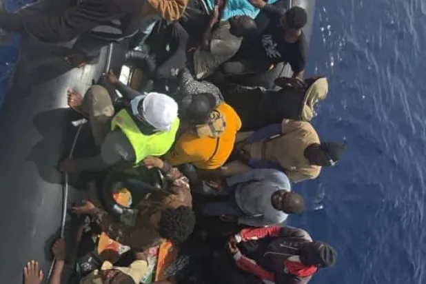 جانب من عملية إنقاذ المهاجرين قبالة زوارة الليبية (الإدارة العاملة لأمن السواحل بغرب ليبيا)