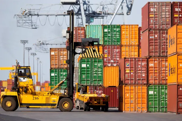 تفريغ حاويات شحن في ميناء مونتريال بكندا (رويترز)