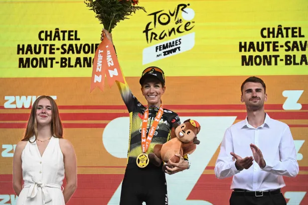 البطلة الأولمبية بولين فيران بريفو أول فرنسية تفوز بسباق فرنسا للدراجات (أ.ف.ب)