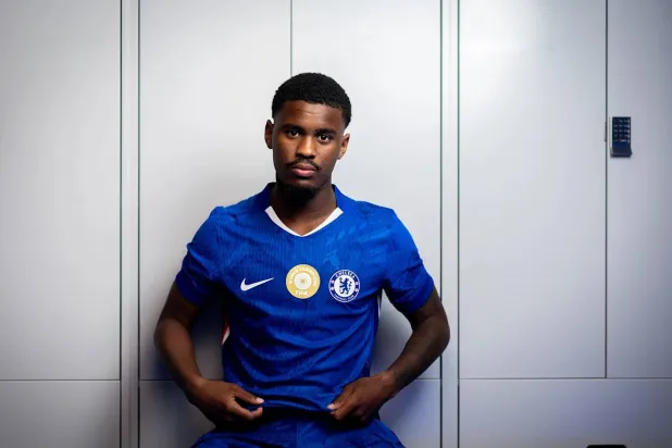 المدافع الهولندي يوريل هاتو (نادي تشيلسي) 